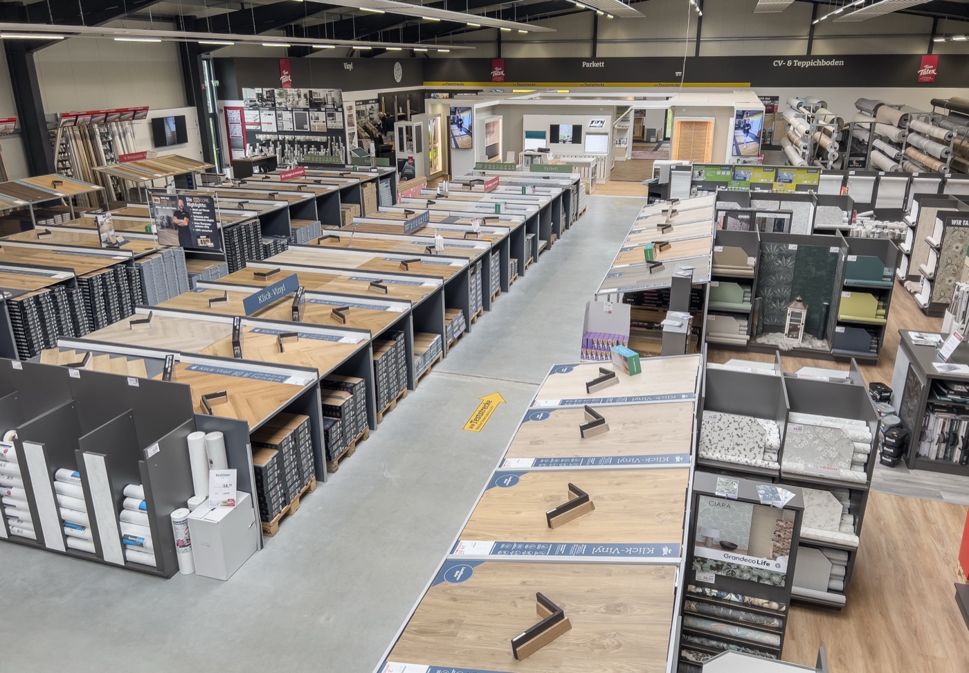 Draufsicht auf die gesamte Ausstellung von Team Tatex – Böden, Musterflächen und Teststrecke auf 3.200 m²