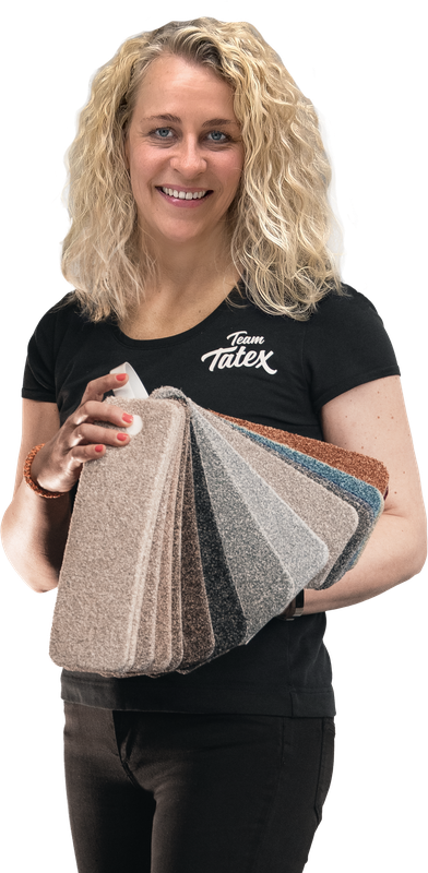 Maike Rieken – Wohnraumberaterin bei Team Tatex, mit Teppich-Musterfächer