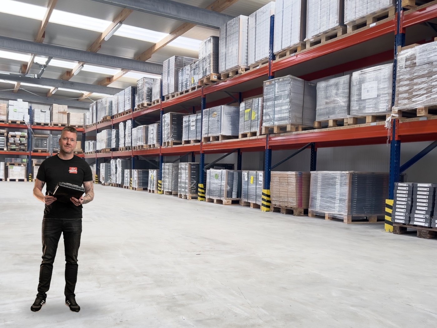 Bernd Fleßner mit digitaler Baustellenabnahme im eigenen Lager von Team Tatex
