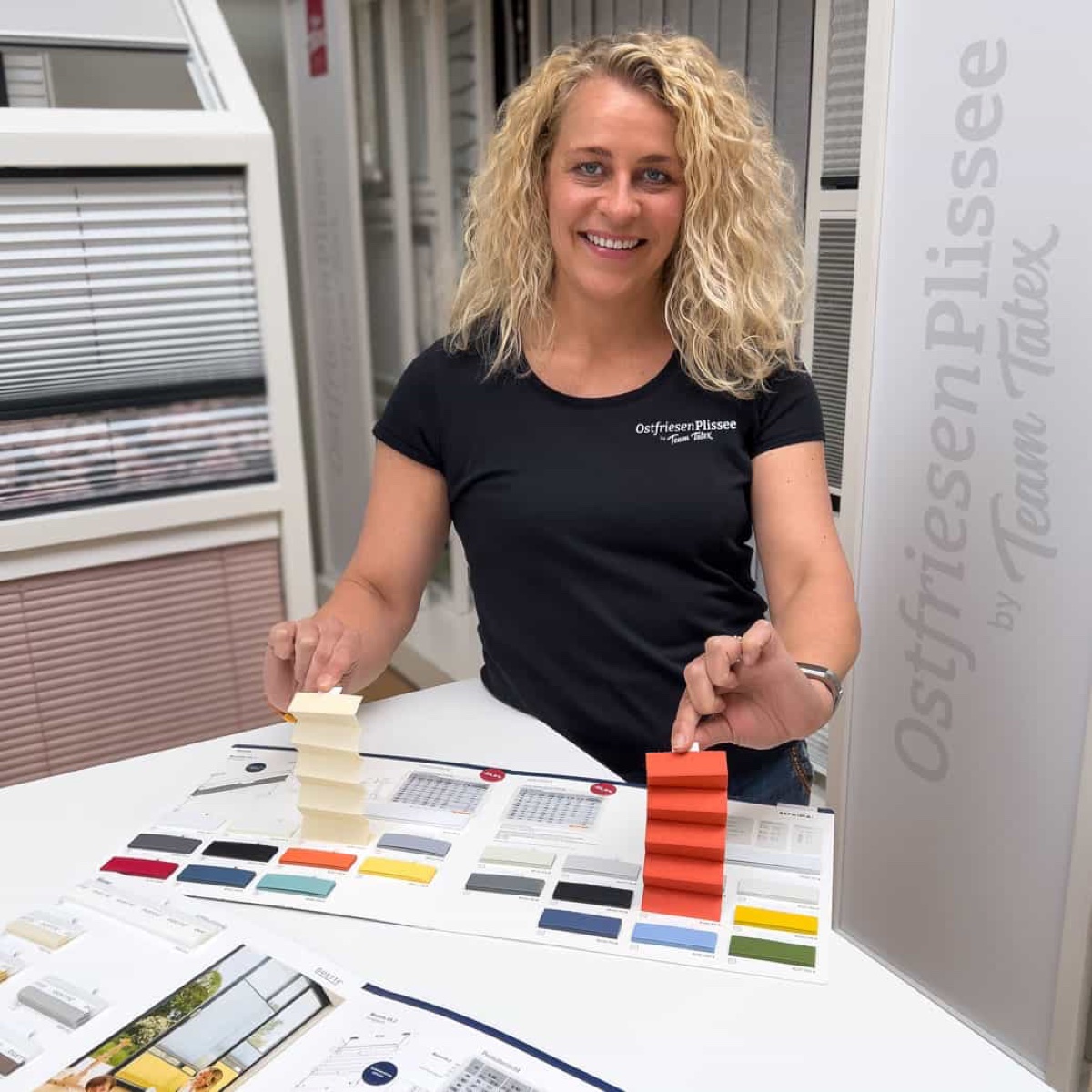 Beratung mit Farbmustern in der OstfriesenPlissee-Ausstellung von Team Tatex