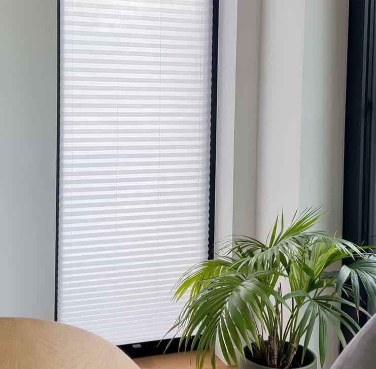 Weißes OstfriesenPlissee am bodentiefen Fenster