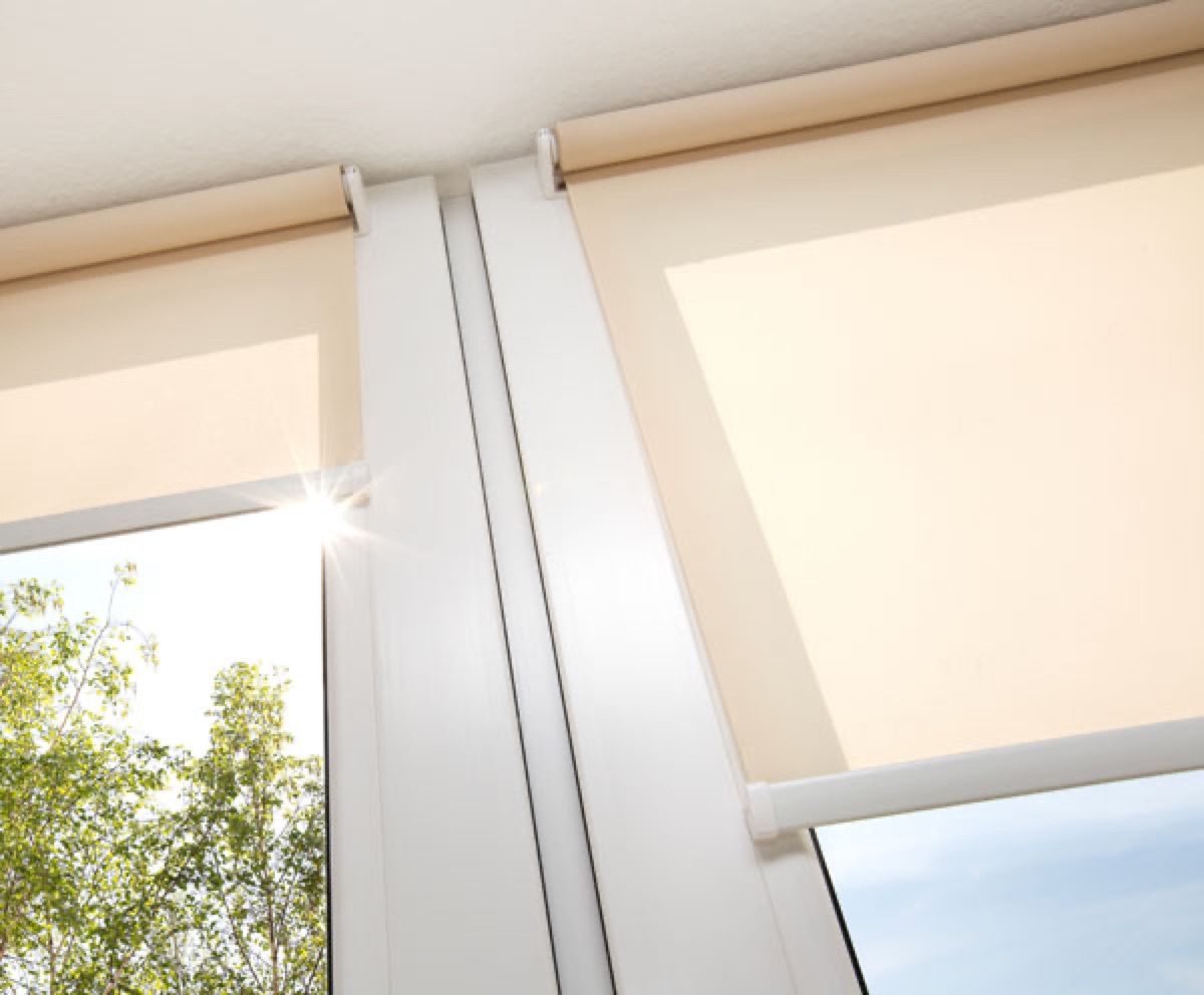 Rollos nach Maß – warmes Licht im Wohnraum
