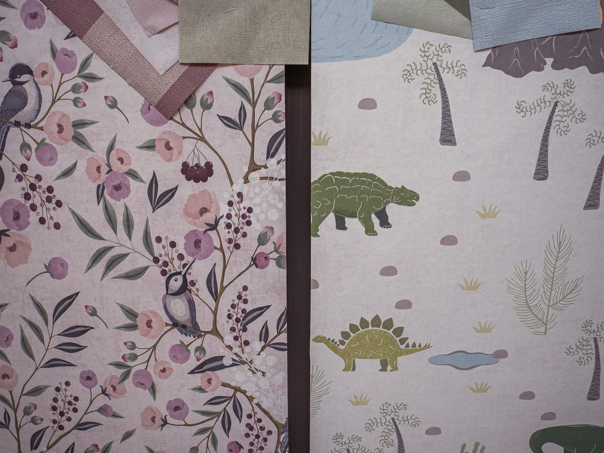 Kindertapete mit Dinosauriern und florale Tapete mit Farbmustern