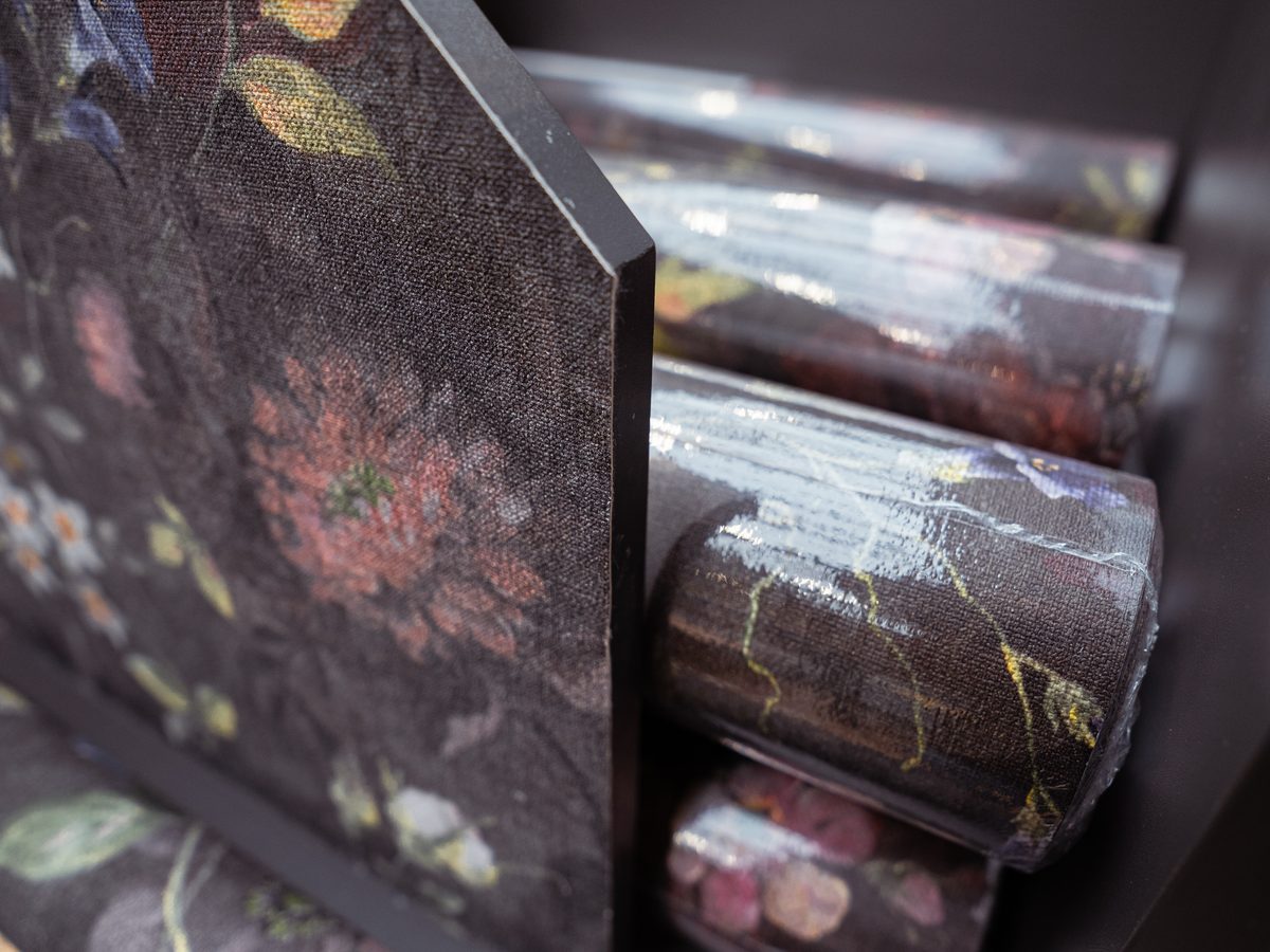 Florale Tapetenrollen mit Musterbuch in der Tapetenausstellung
