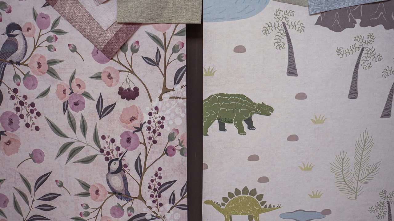 Die Tapetenwelt: Kindertapete mit Dinosauriern und florale Muster