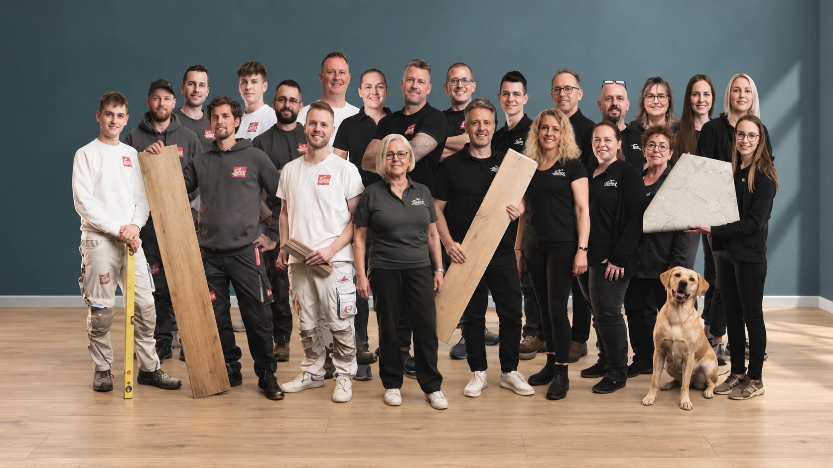 Das komplette Team Tatex in der Ausstellung: über 20 Menschen aus der Region