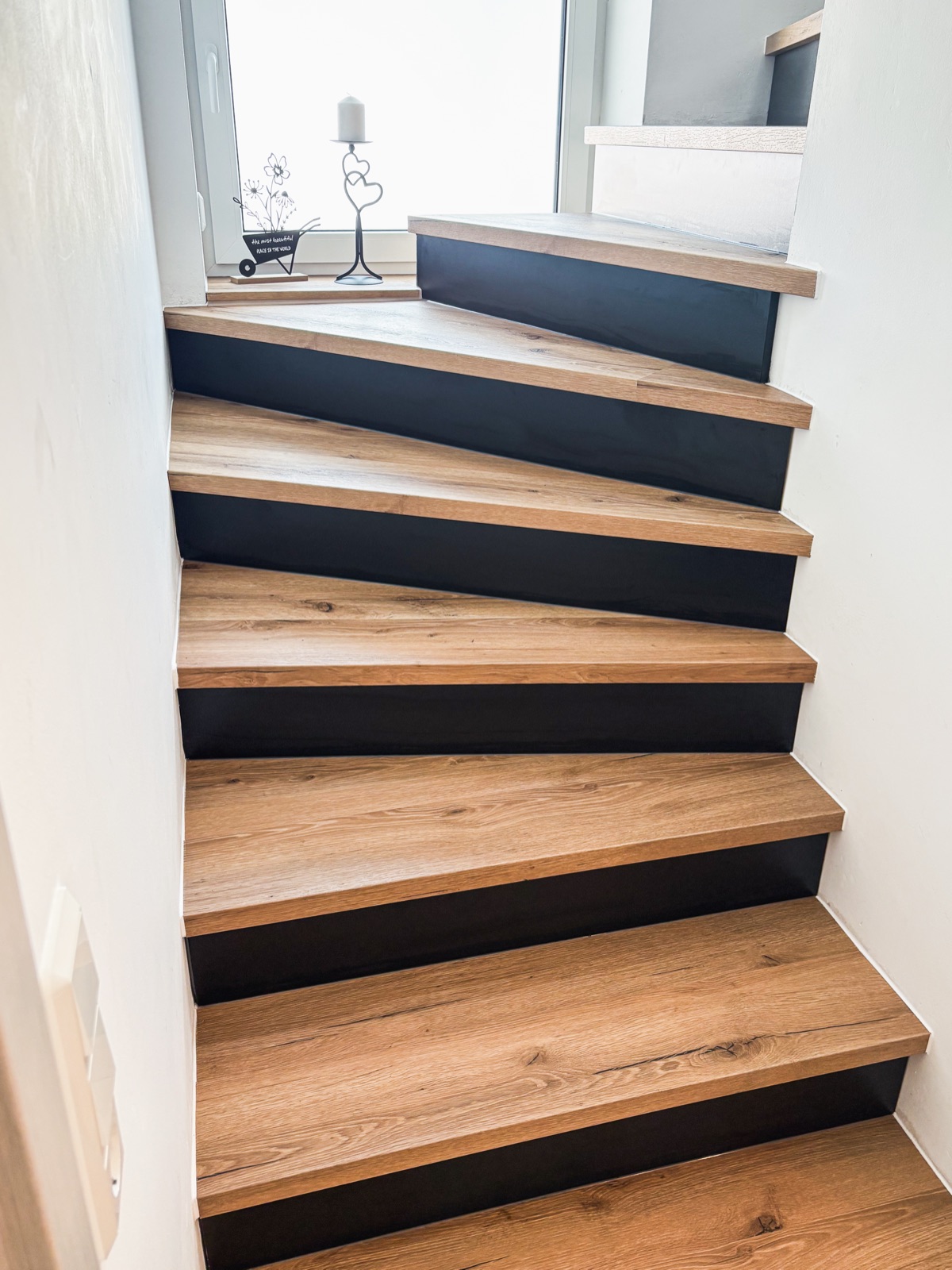 Echte Referenz: Treppe mit Eichenstufen und schwarzen Setzstufen – renoviert von Team Tatex