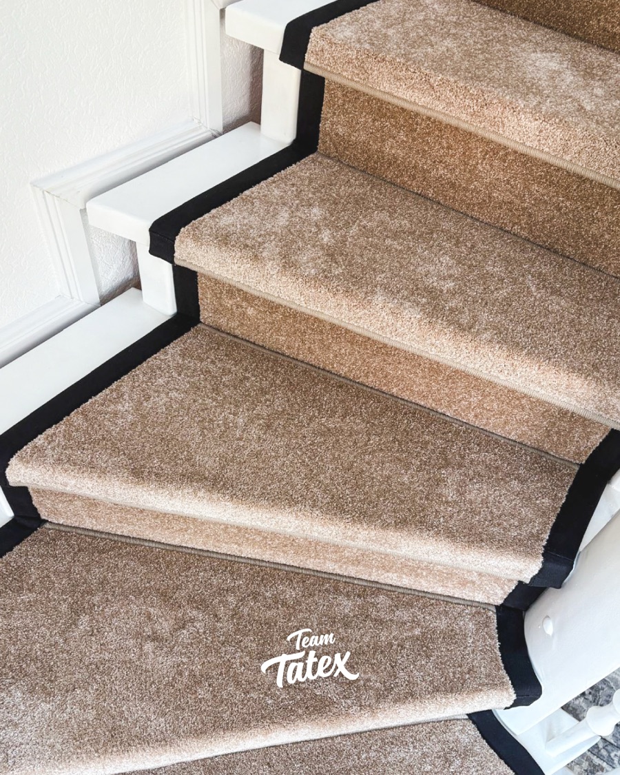 Mit Teppich bezogene Treppe – weich, warm und leise